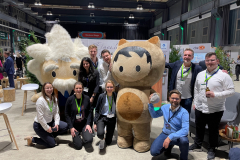 Salesforce Live  -  Gruppenbild Messeteam mit Astro und Einstein